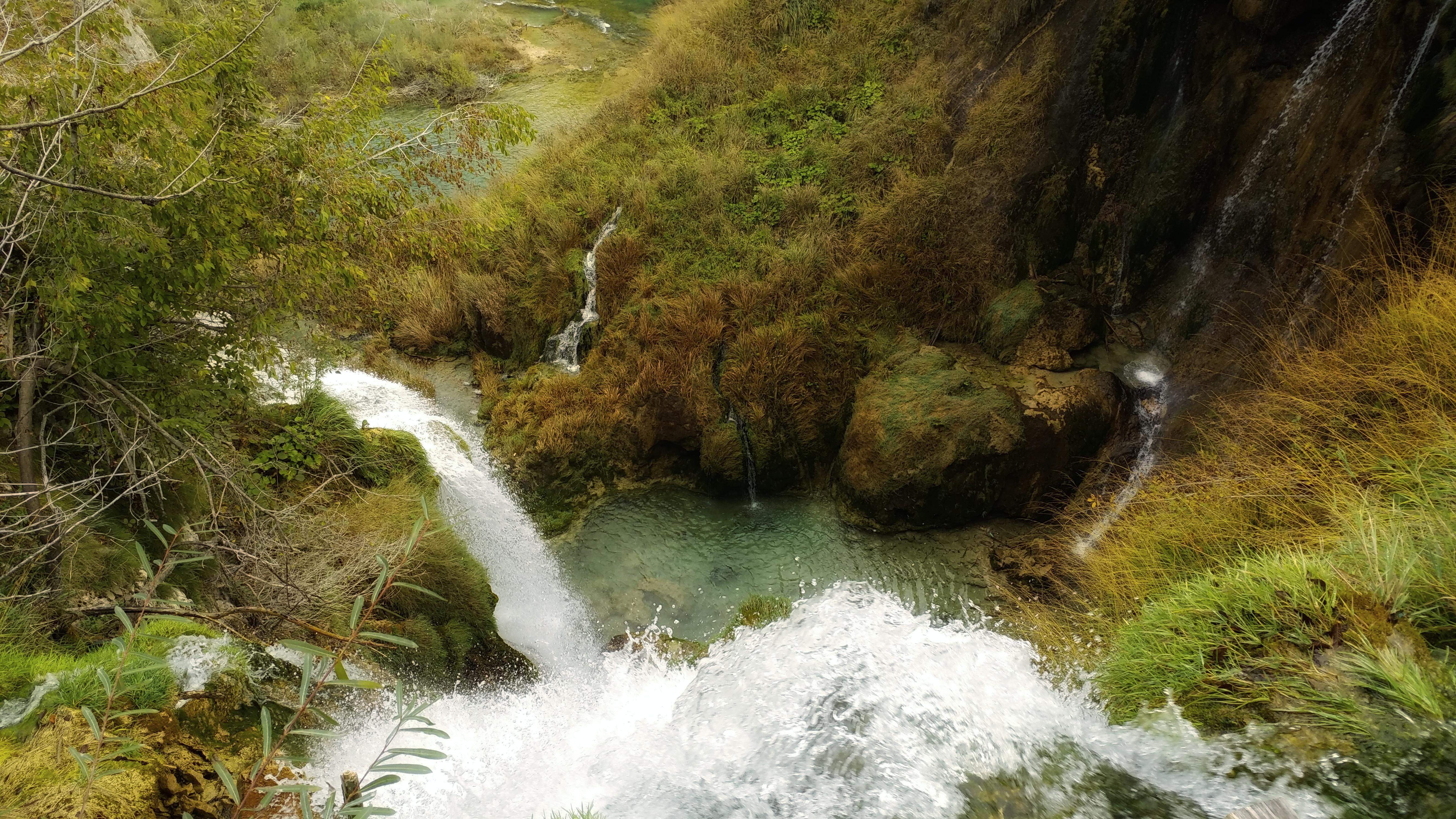 Zdjęcie na którym widać wodospad i niezwykły krajobraz
