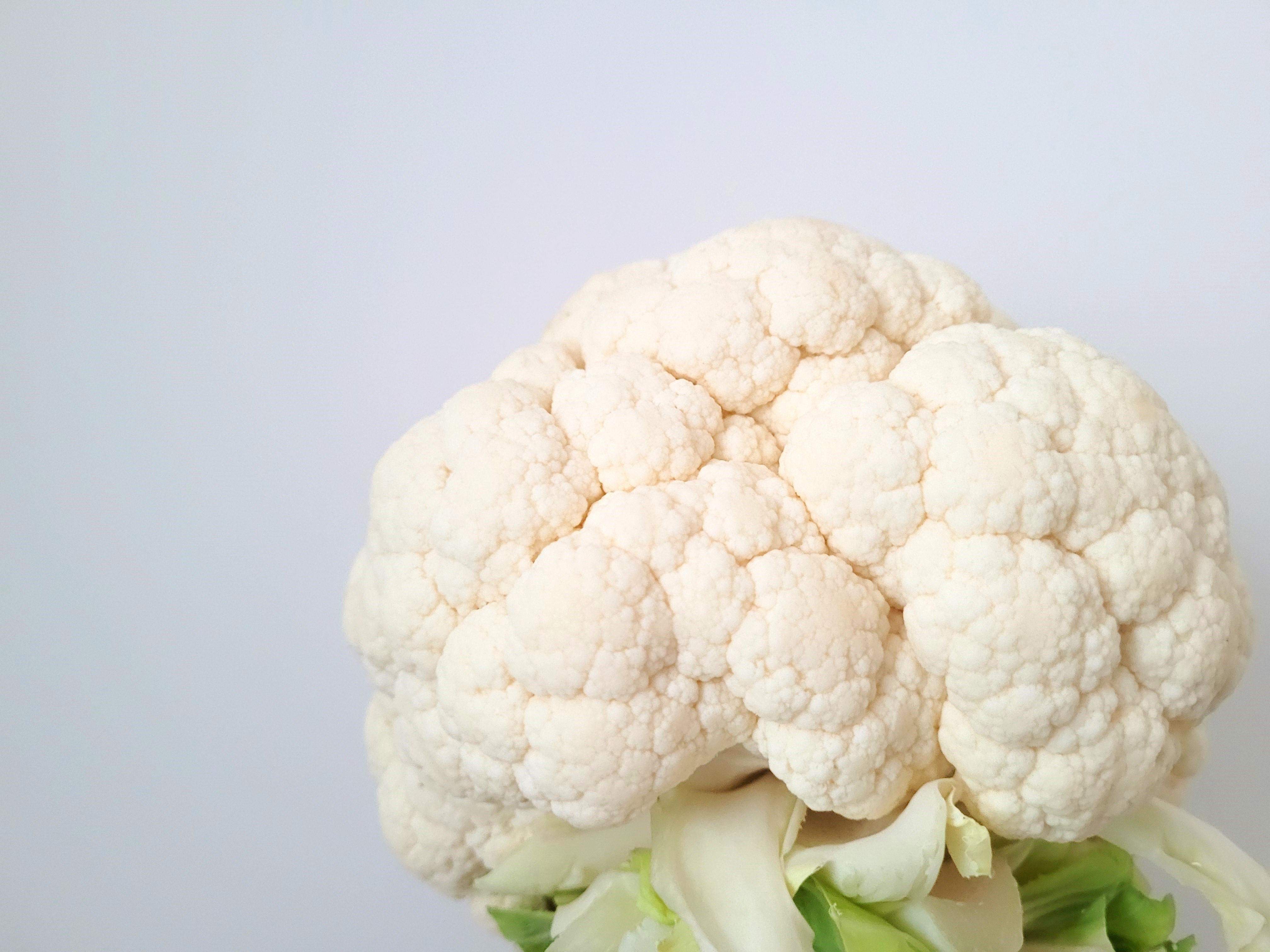 Zdjęcie na którym widać kalafior na jasnym tle