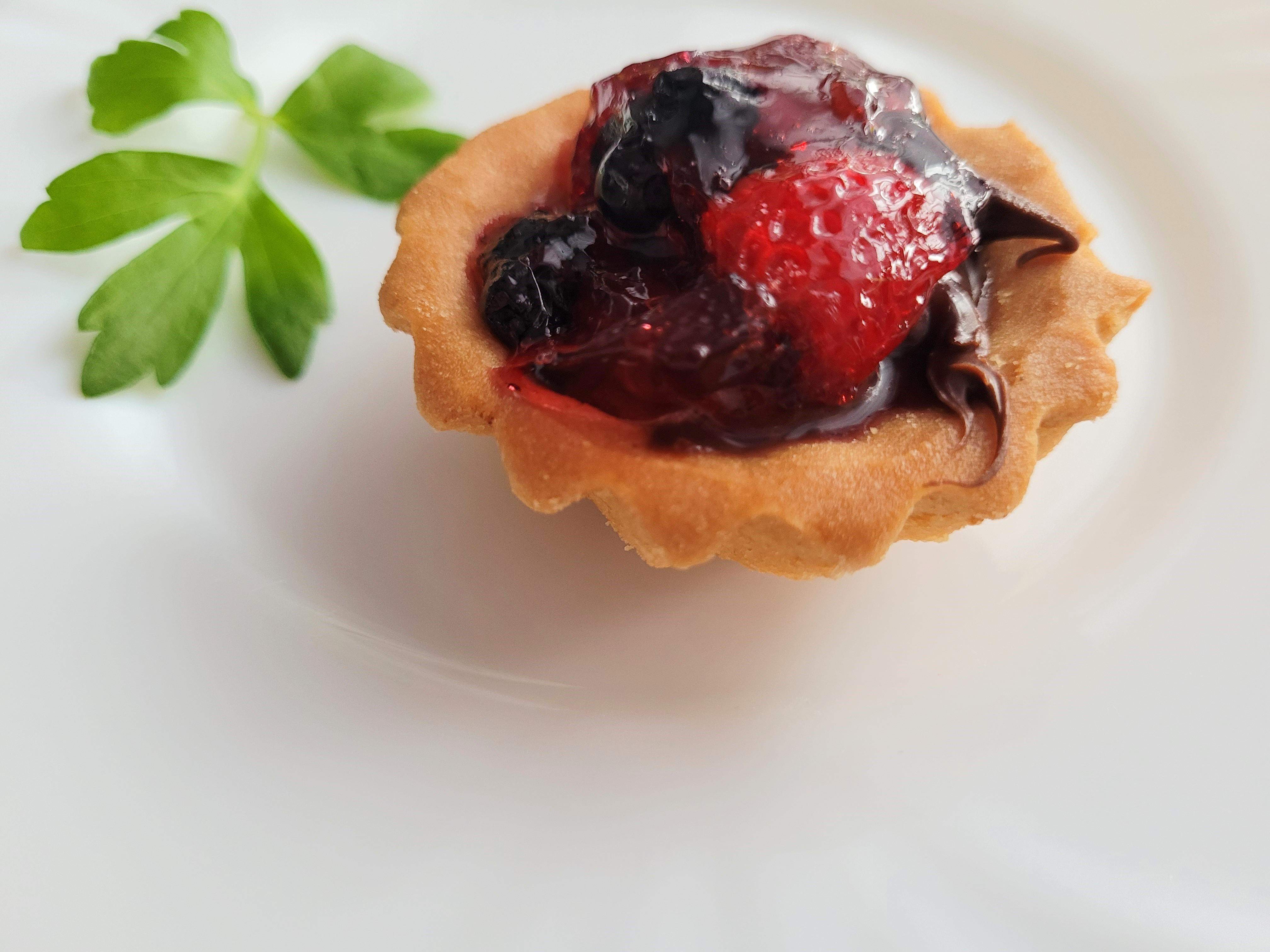 Zdjęcie na którym widać słodką przekąskę, która leży na talerzu