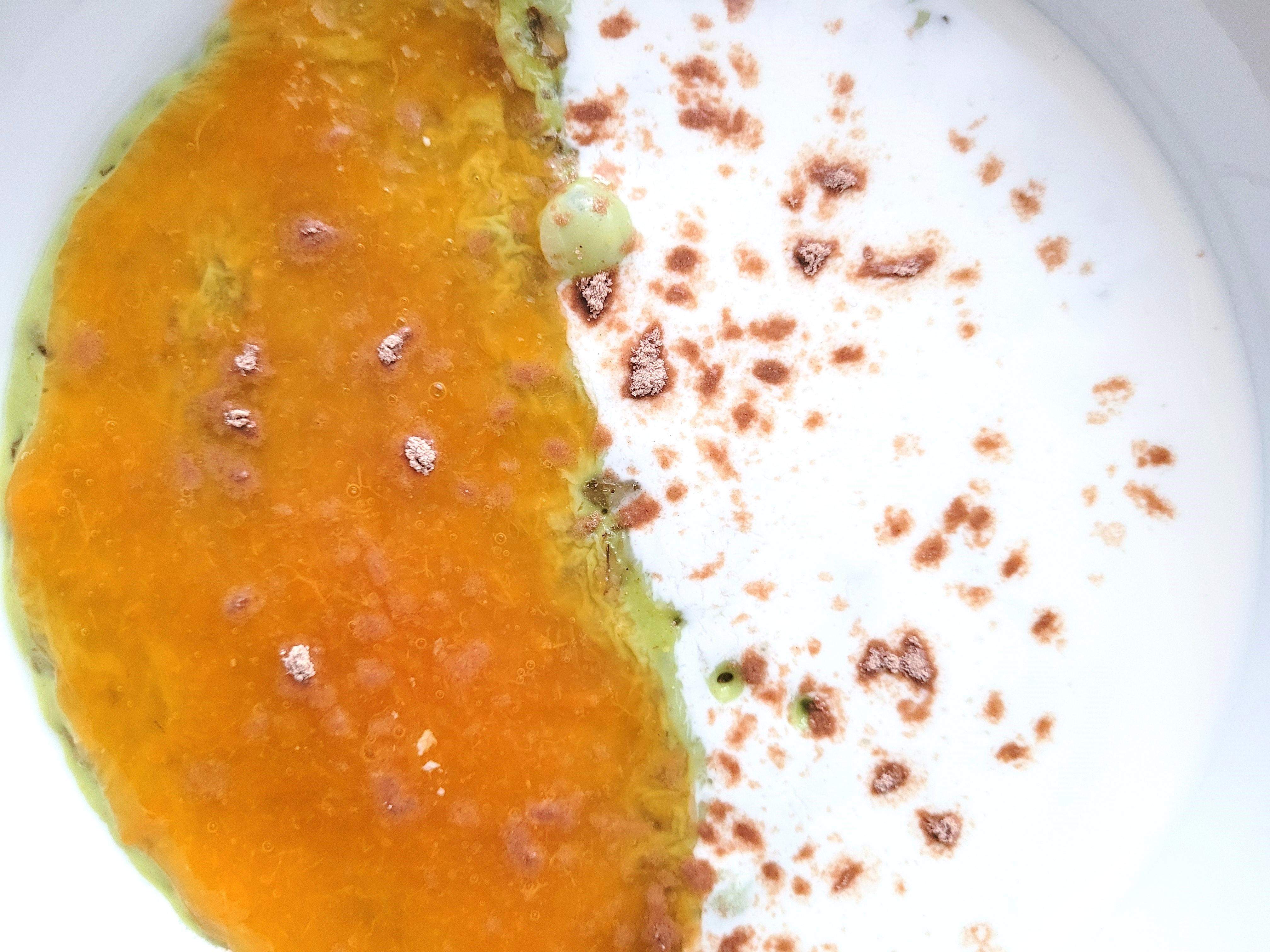 Zdjęcie na którym widać deser proteinowy z dżemem morelowym